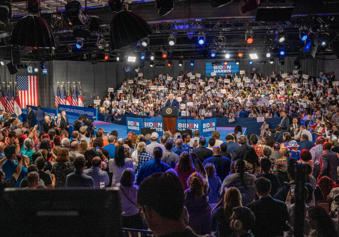 El presidente de EUA, Joe Biden, participa en un acto de campaña, este 28 de junio de 2024 en Raleigh, Carolina del Norte, un día después de enfrentarse a Donald Trump en el debate presidencial de CNN. Foto: EFE