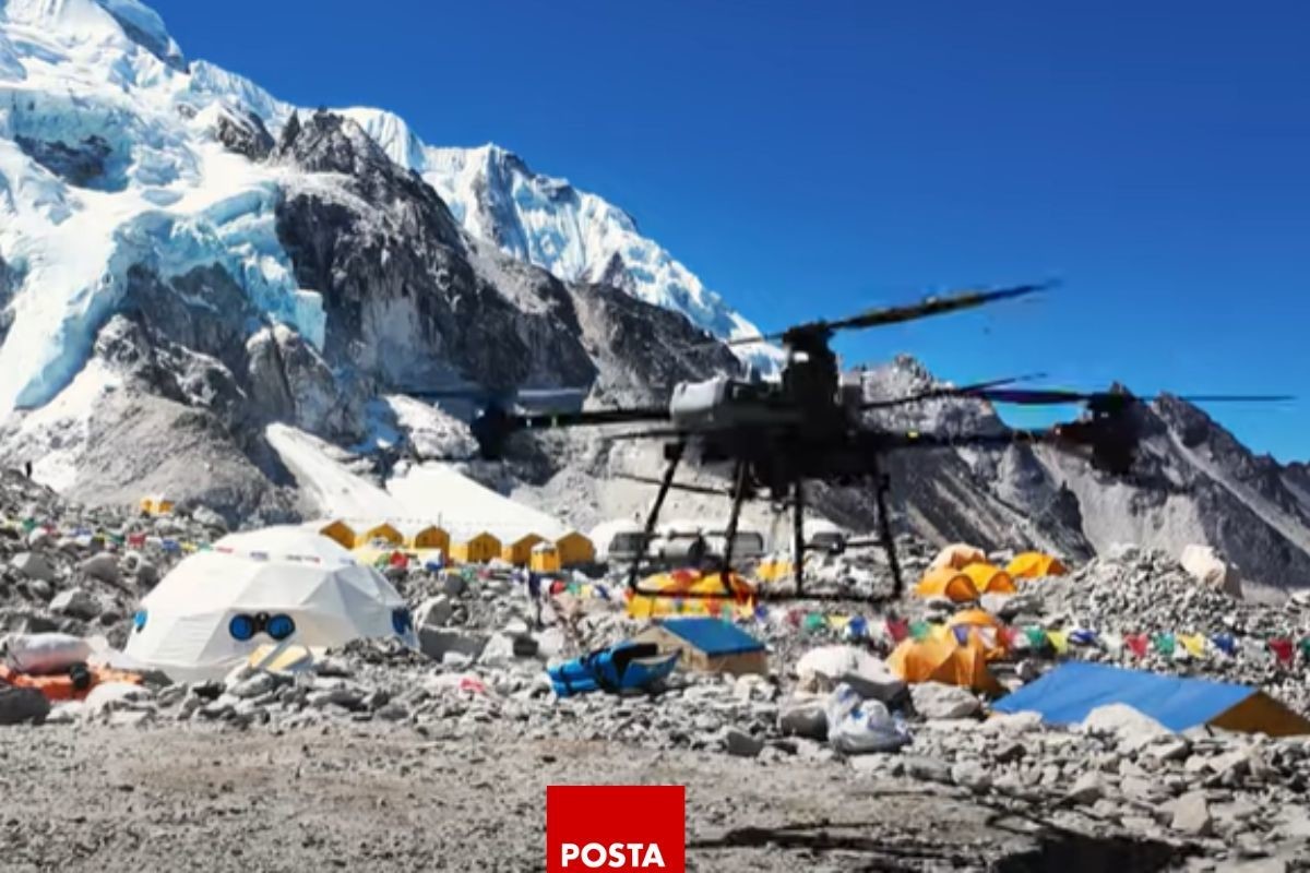 De manera histórica un dron entrega suministros en el monte Everest. Foto: DJI Delivery