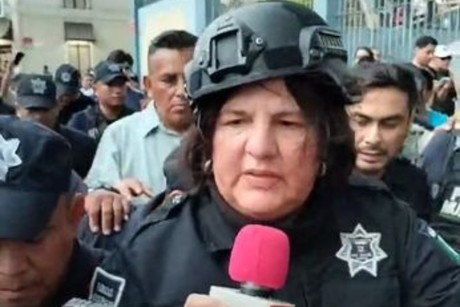 Escándalo en Xalapa: Alcaldesa intenta huir disfrazada de policía