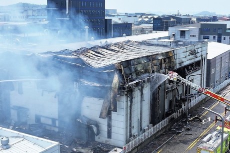 Corea del Sur: Explosión en fábrica de baterías de litio deja más de 20 muertos