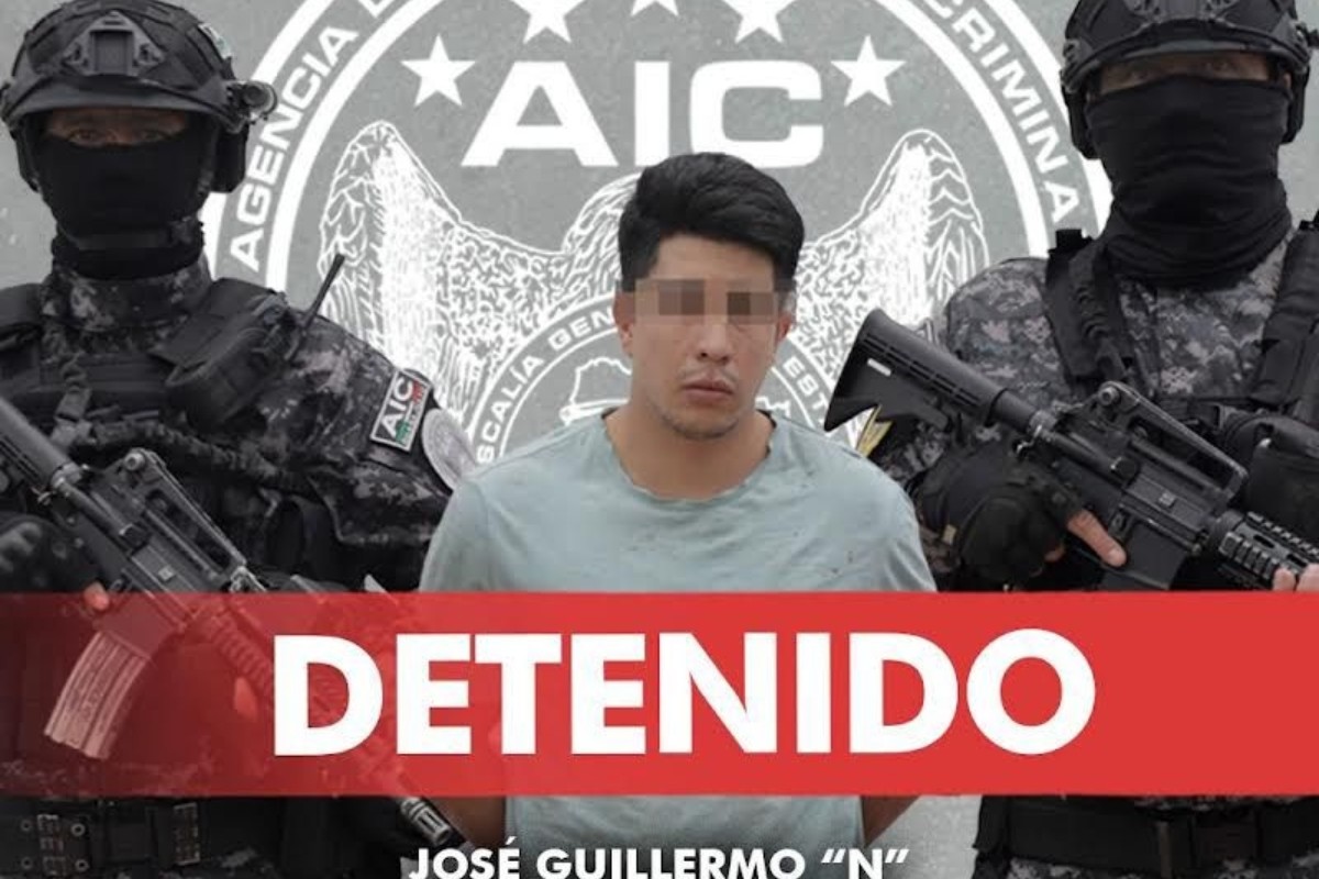 José Guillermo 'N' junto a dos efectivos Foto: 'X'(Twitter) @FGEGUANAJUATO