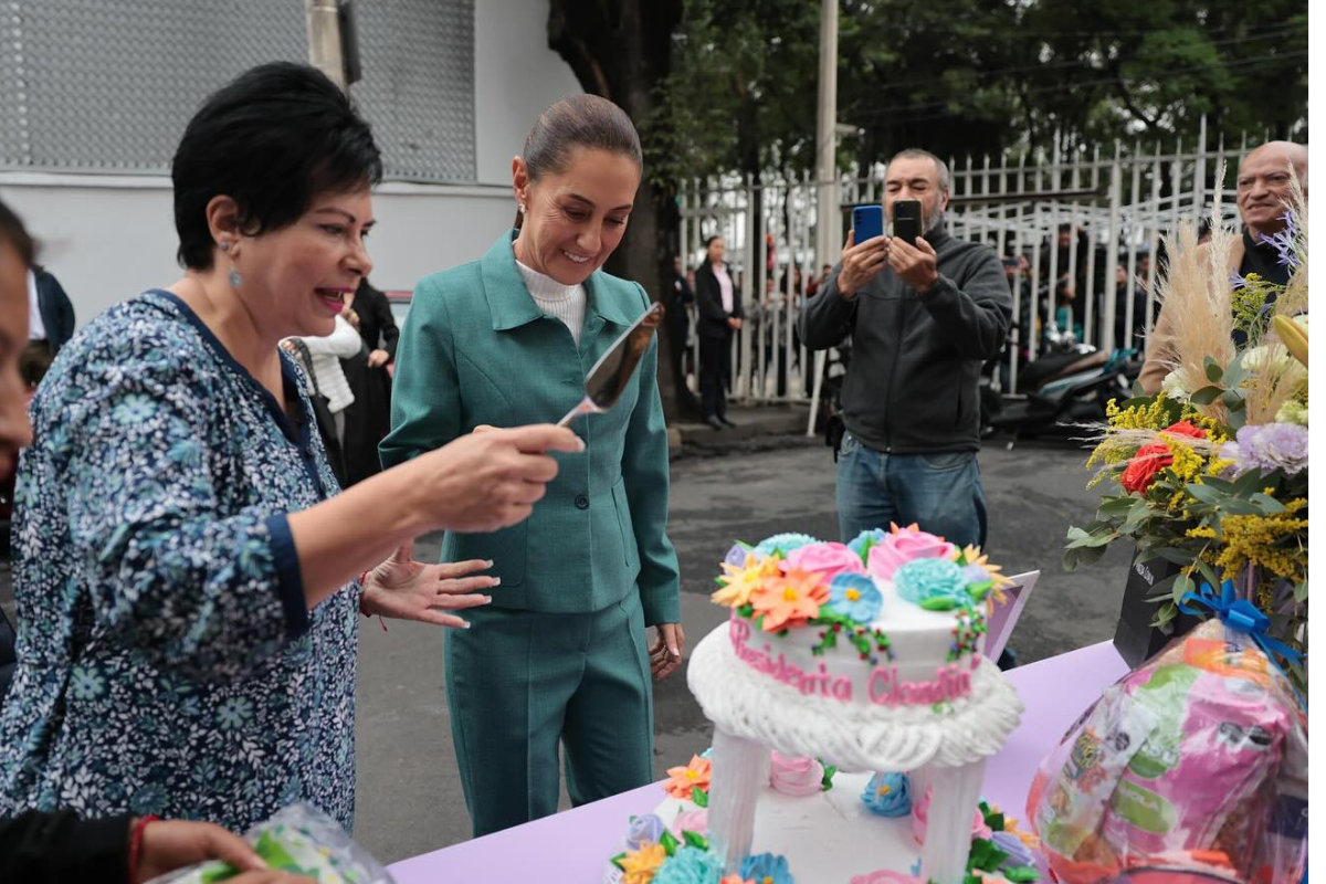 Claudia Sheinbaum observa mientras parten su pastel de cumpleaños, en el que se observa la leyenda: 'Presidenta Claudia'. Foto: Instagram / (@claudia_shein)