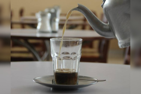 Tintinear el vaso de café en La Parroquia, antiguo como el carnaval de Veracruz