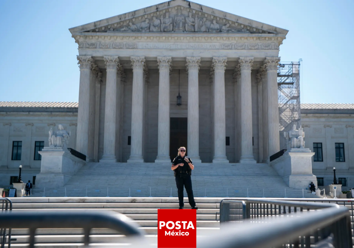 Vista exterior del Tribunal Supremo de EUA, este 21 de junio de 2024 en Washington, donde decidió que los condenados por violencia de género no pueden tener armas. Foto: EFE