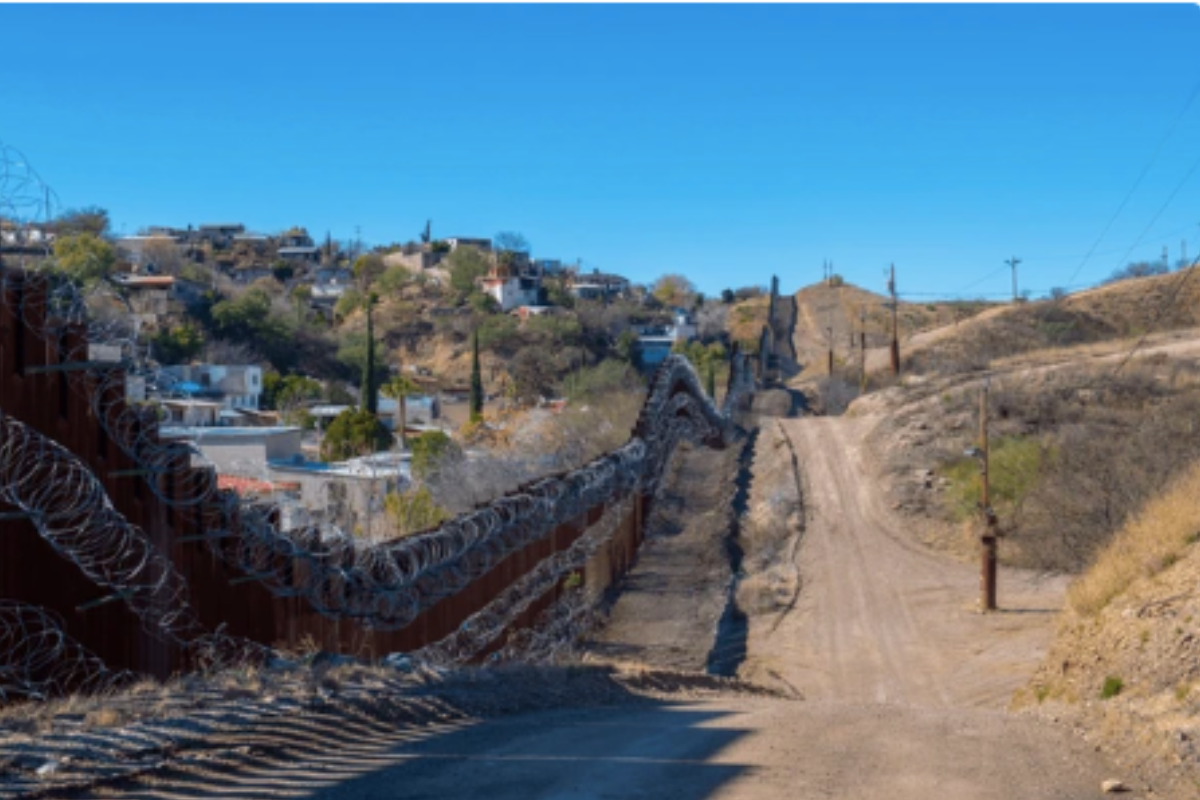 Muro fronterizo entre México y Estados Unidos entre Nogales y Arizona. Foto: Especial