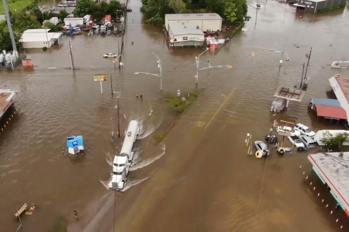 Parte de la ciudad de Houston, Texas, inundada por las lluvias causadas por 'Beryl'. Captura de pantalla / X (@AaronRigsbyOSC)