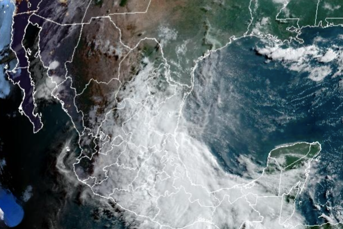 Vista satelital de México donde se observa el paso de la depresión tropical Chris. Captura de pantalla / National Hurricane Center