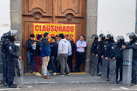 Antiabortistas bloquean Congreso de Puebla ante sesión por despenalización