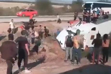 Vuelca tráiler con migrantes en Nogales; hay 14 personas heridas y tres muertos