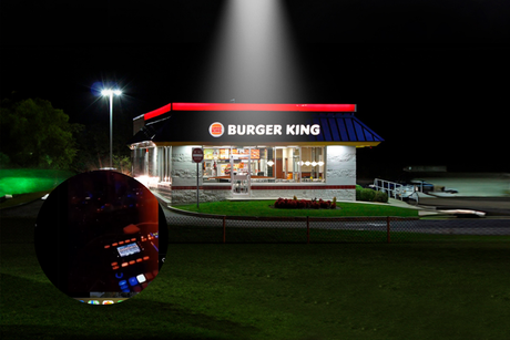 Empleado de Burger King presume noche de fiesta, esto hizo la empresa | VIDEO