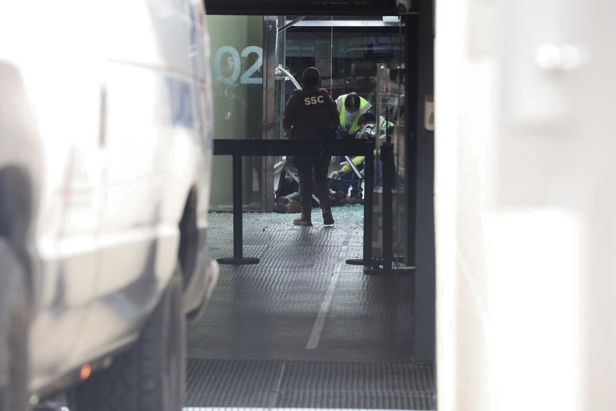 Servicios de la Secretaría de Seguridad Ciudadana de la CDMX inspeccionado el cuerpo del trabajador. Foto: Ramón Ramírez