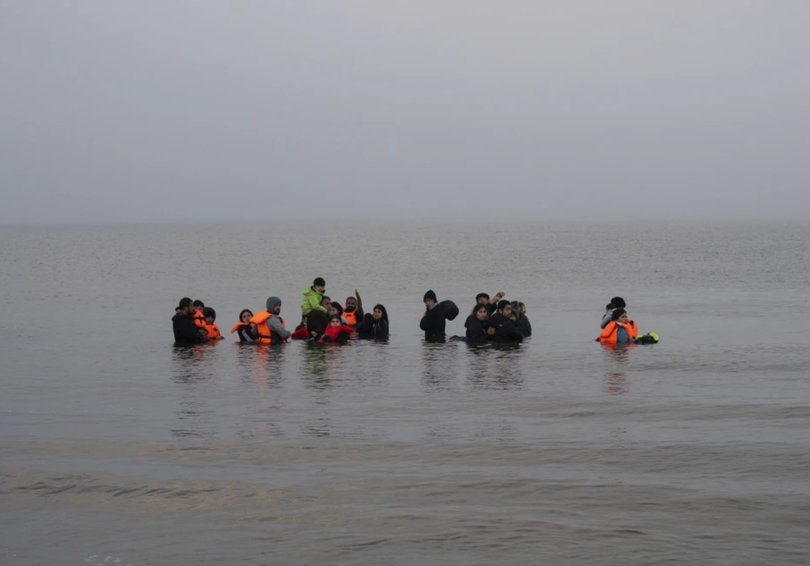 Cuatro migrantes perdieron la vida al intentar cruzar el Canal de la Mancha en un bote inflable. La guardia costera francesa rescató a 63 personas frente a la costa de Boulogne-sur-Mer. Foto: AP