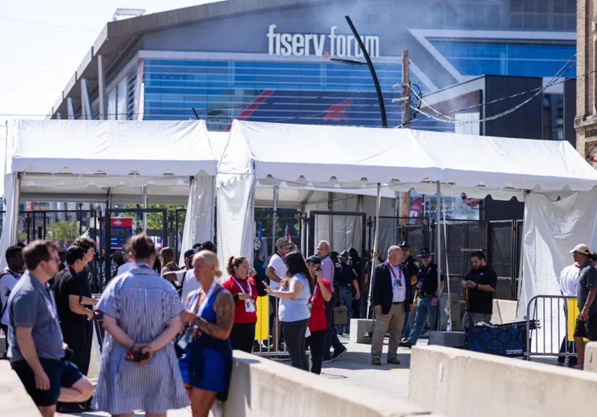 Entrada del Foro Fiserv en Milwaukee, Wisconsin, EE.UU., donde desde este lunes se celebra la Convención Nacional Repubicana. Foto: EFE