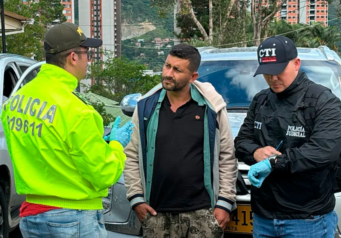 Edgar de Jesús Orrego Arango (2d), alias Firu, y alias ‘Érika Castro’ (c), dos de los tres disidentes de las FARC detenidos, durante su presentación en Medellín. Cortesía Secretaría de Gobierno de Antioquia