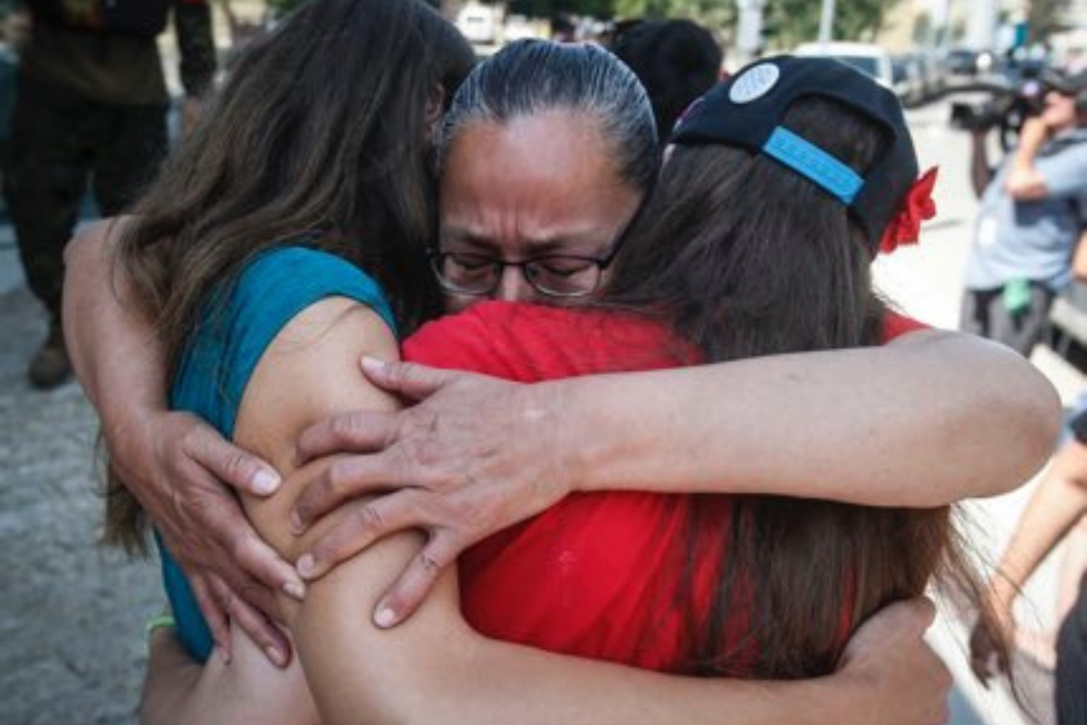 Mujeres abrazándose tras conocerse la sentencia de Skibicki. Foto: X / (@TanyaTalaga)