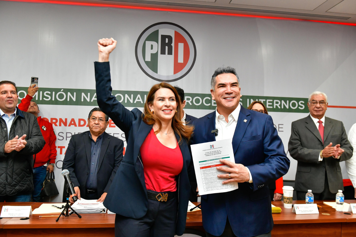 Alejandro Moreno junto a Carolina Viggiano durante el registro para contender a la dirigencia del PRI. Foto: X / (@alitomorenoc)