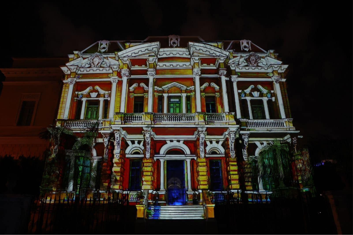 Fachada del Museo de Antropología e Historia 'Palacio Cantón' siendo intervenida por Videomapping. Foto: Patricia Euan