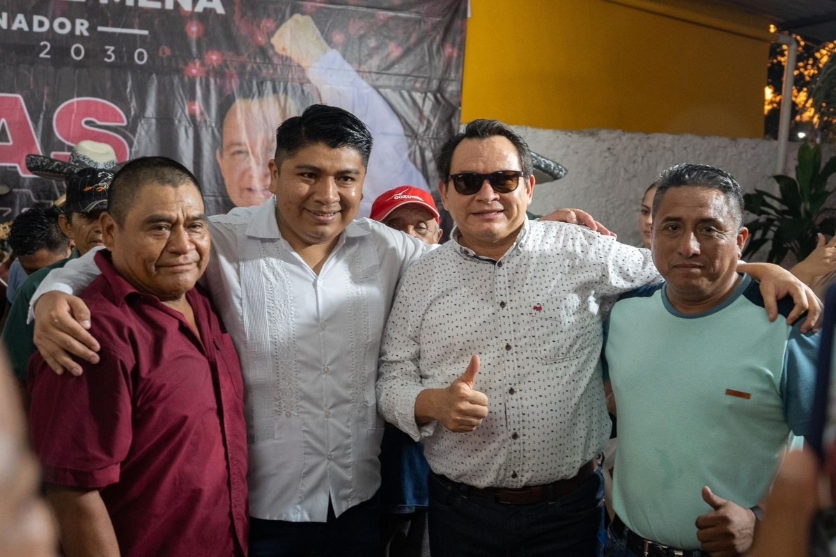 'Huacho' Díaz junto a simpatizantes Foto: 'X'(Twitter) @huachodiazmena