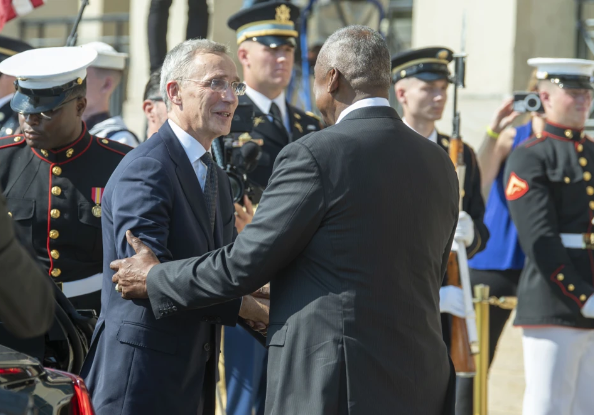 El secretario de Defensa de EUA, Lloyd Austin, da la bienvenida al secretario general de la OTAN, Jens Stoltenberg, en el Pentágono el lunes 8 de julio de 2024 en Washington. Foto: AP