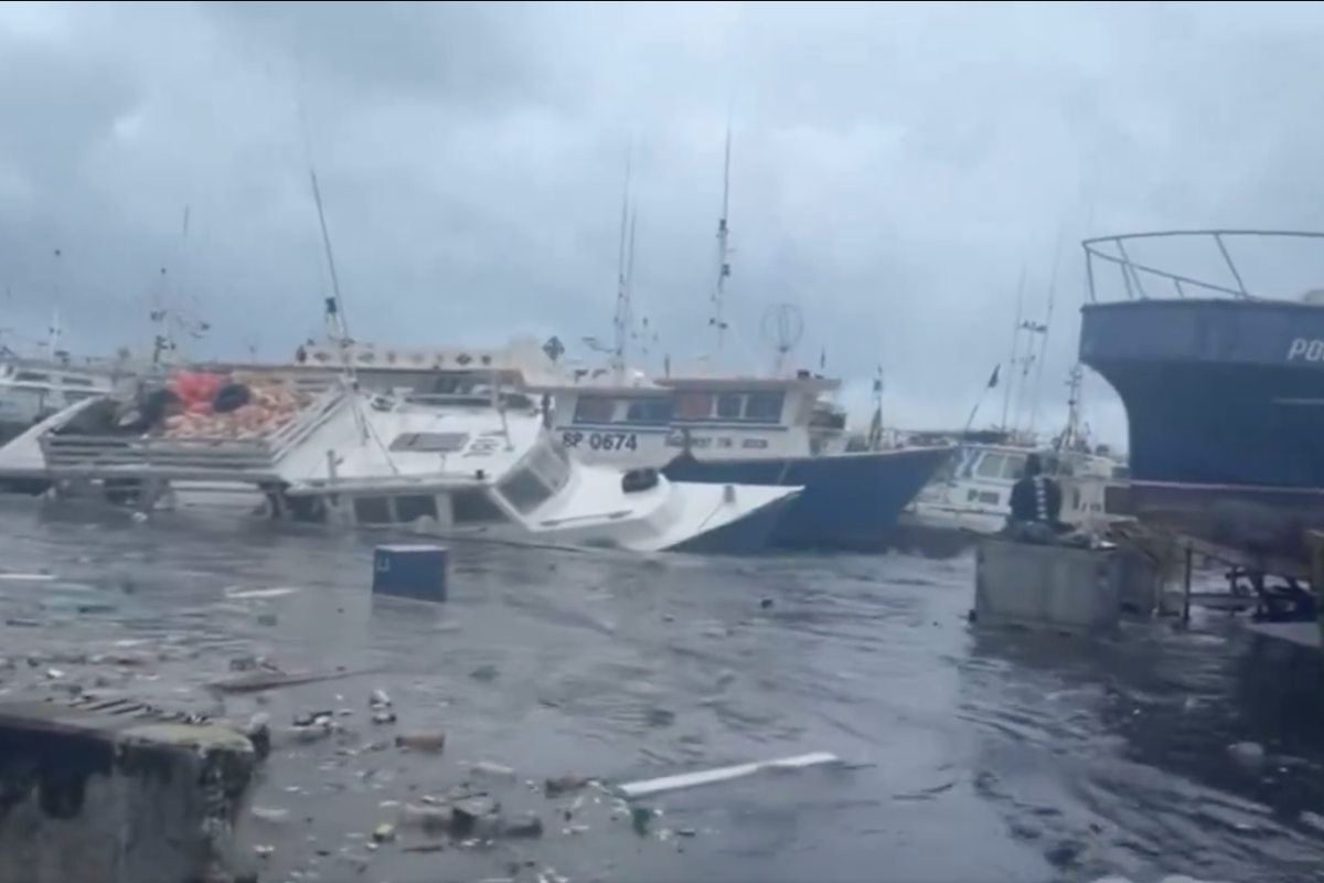Barcos hundiéndose durante el paso de 'Beryl' en el puerto de Christ Church en Barbados. Captura de pantalla / X (@RandomHeroWX)