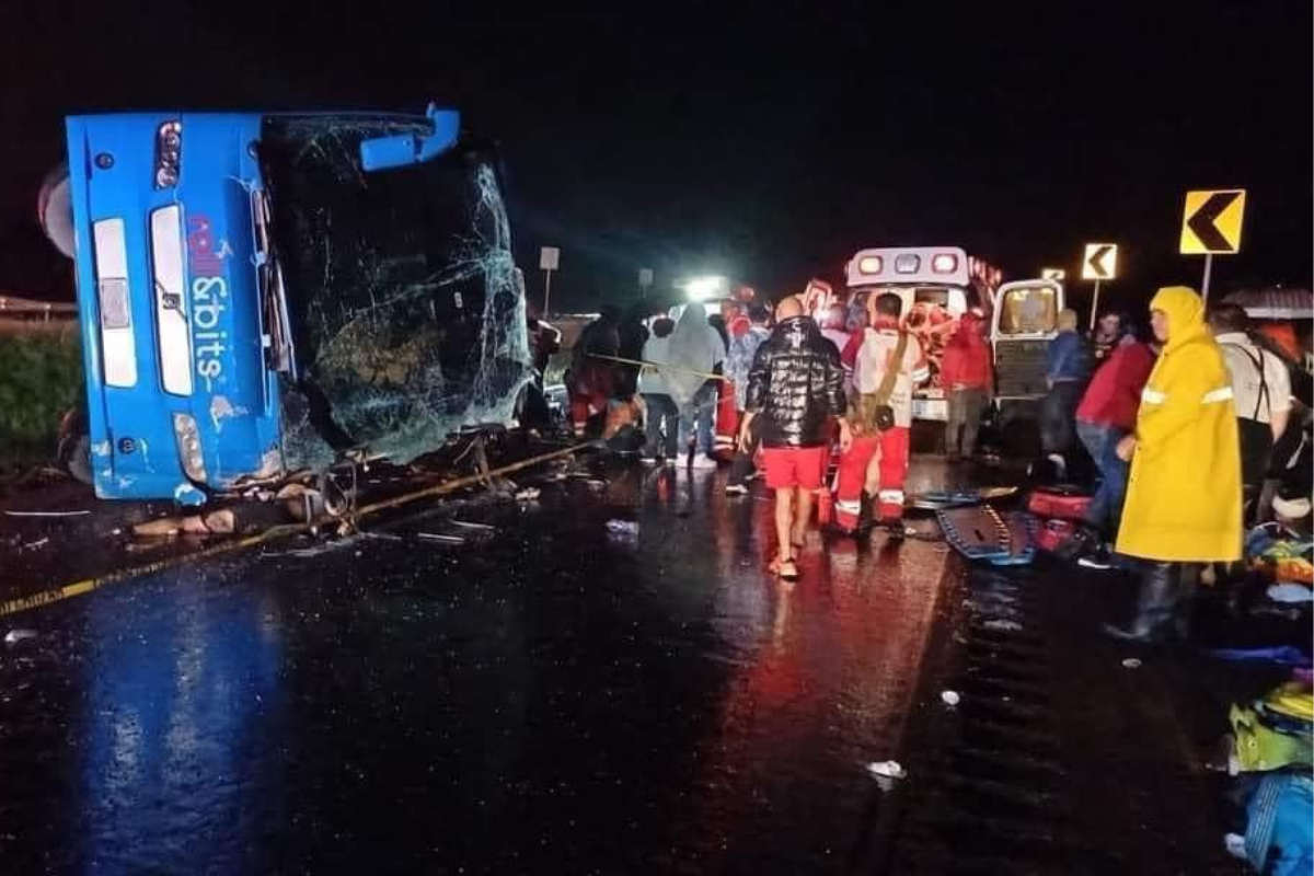 Personas rodeando el camión volcado en la autopista Salamanca-León. Foto: Especial