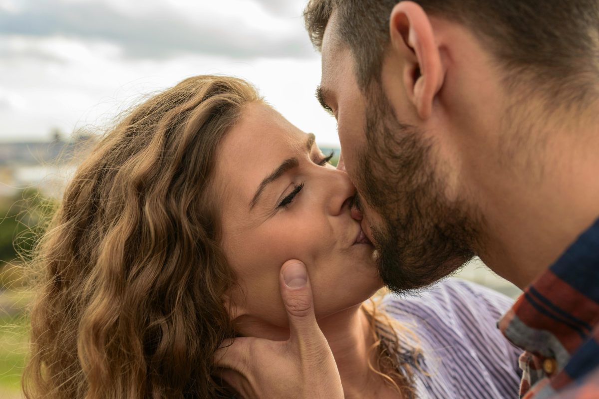 Pareja besandose, Foto: Pexels/Vera Arsic