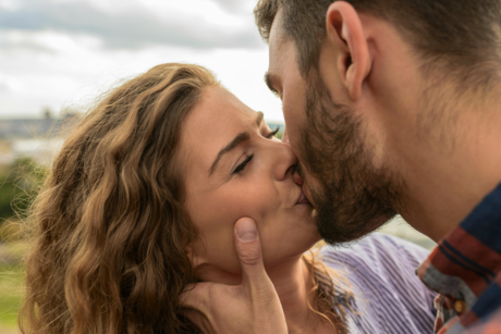 ¿Es ilegal robar besos?, lo que debes saber en el Día del beso robado