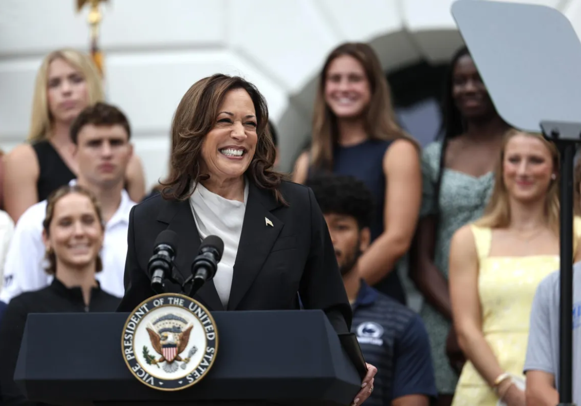 La vicepresidenta estadounidense, Kamala Harris, participa en un acto de la Asociación Nacional Deportiva Universitaria (NCAA), este 22 de julio de 2024, en la Casa Blanca. Foto: EFE