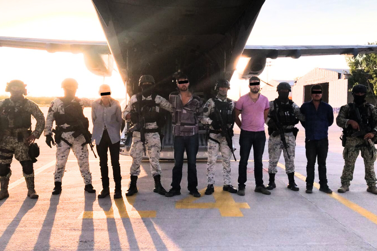 Foto difundida por la SEDENA de las personas detenidas tras operativo en Badiraguato, Sinaloa. Foto: X / (@marychuyglez)