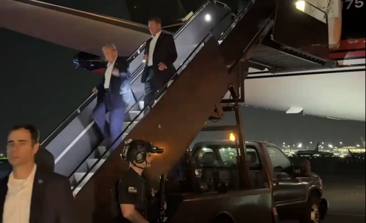 Donald Trump baja de su avión tras atentado. Foto: Especial