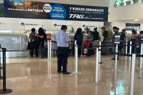 Aeropuerto de Tuxtla Gutiérrez presenta demoras por documentación manual