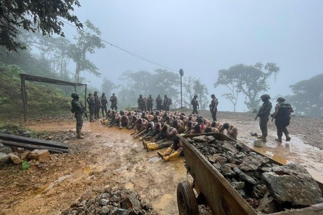 Rescatan a más de 40 personas secuestradas en una mina en Ecuador