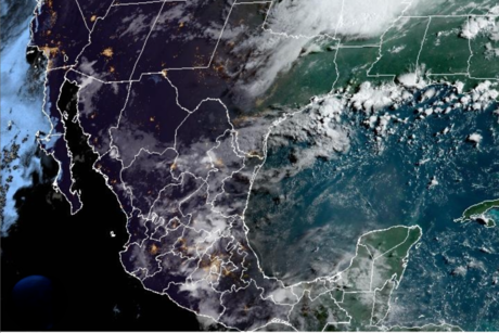 Monzón mexicano y ondas tropicales 10 y 11 provocarán lluvias fuertes en México