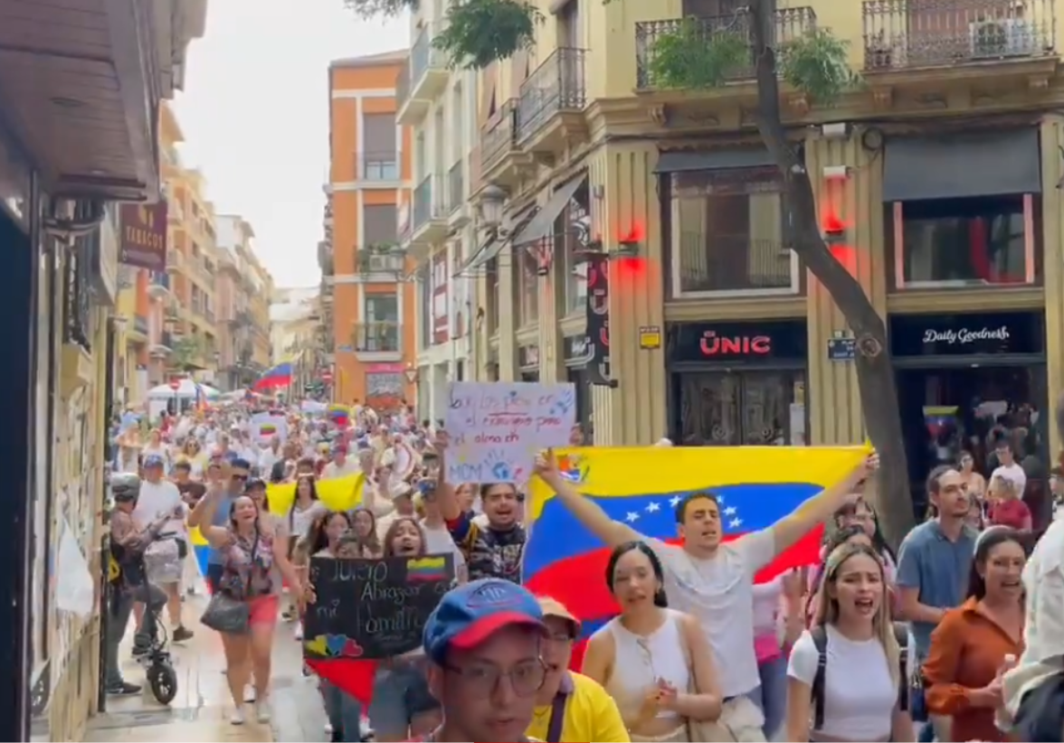 En una jornada electoral sin contratiempos, miles de venezolanos en España ejercieron su derecho al voto, destacando el fuerte apoyo a Edmundo González Urrutia frente a Nicolás Maduro. Foto: Redes