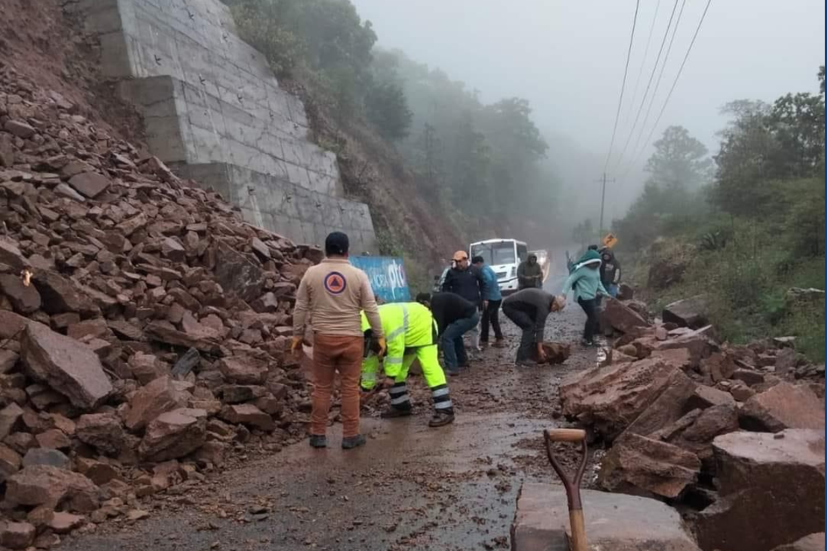 Personal de Protección Civil de Guanajuato trabajando en camino bloqueado por desgajamiento. Foto: Jesús Padilla
