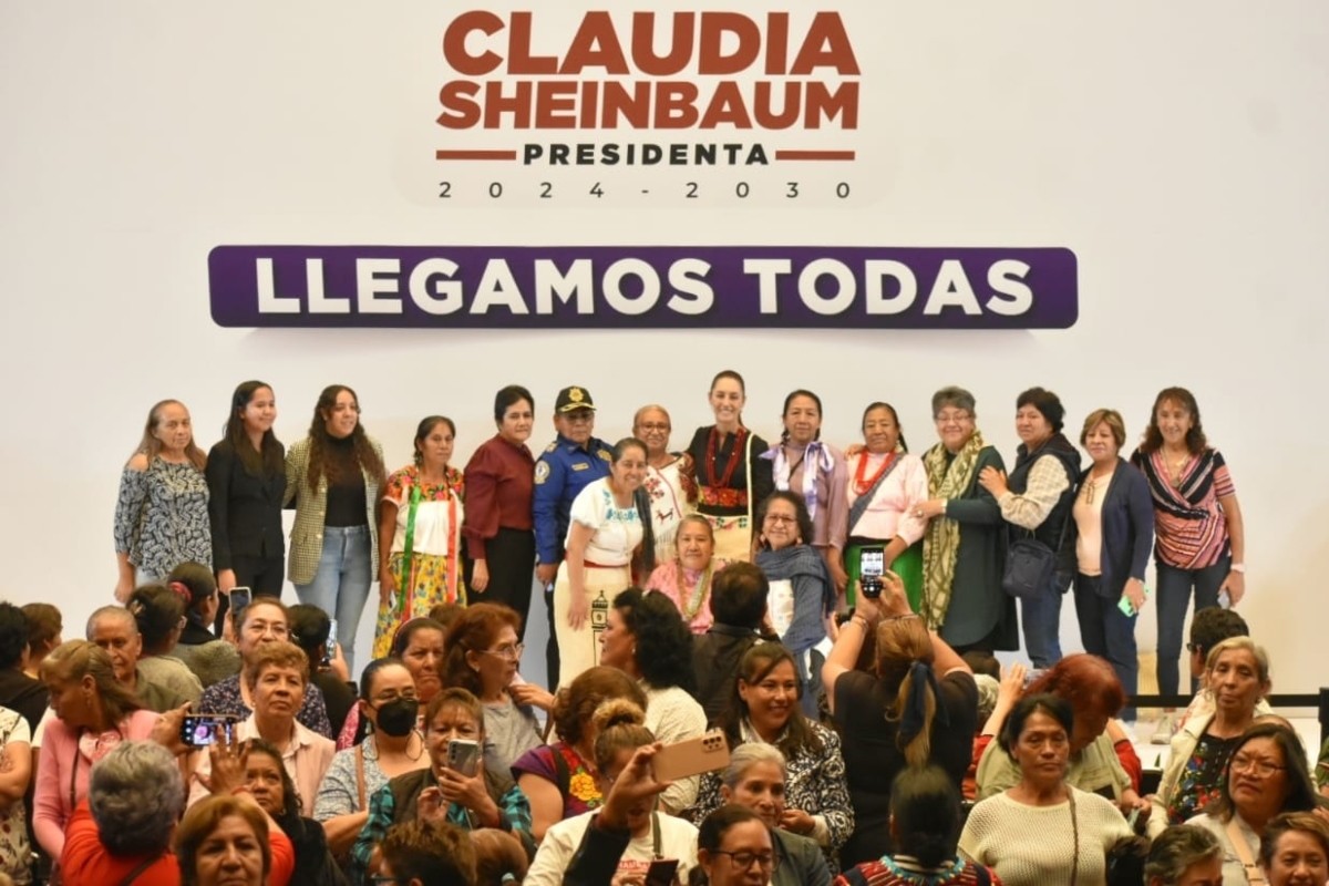 Claudia Sheinbaum junto a mujeres de edad adulta Foto: 'X'(Twitter) @Claudiashein