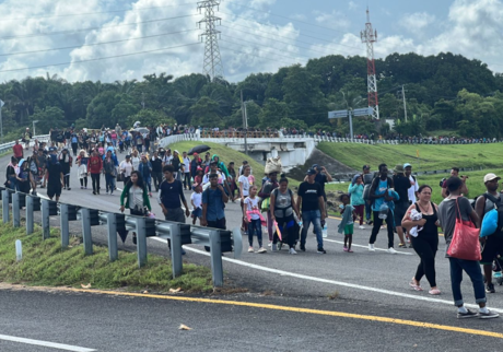 Nueva caravana de migrantes avanza hacia la frontera de Estados Unidos