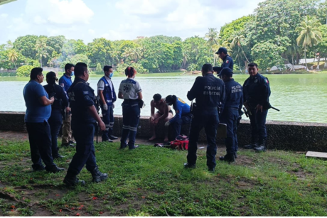 Hombre se lanza desde lo alto de Mirador a la Laguna de las Ilusiones en Tabasco