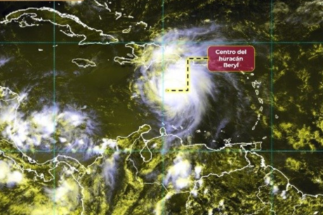Huracán 'Beryl' baja a categoría 4 y se aproxima a la Península de Yucatán