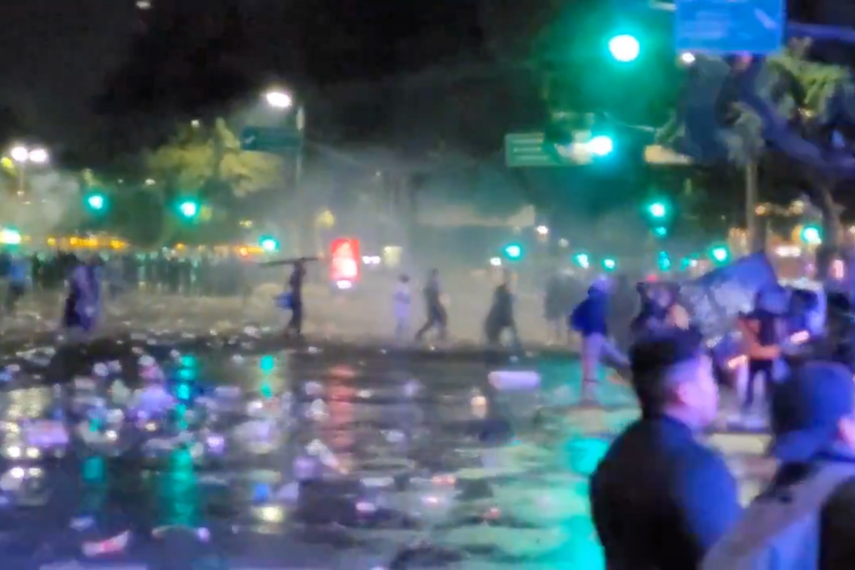 Momento en el que la Policía comenzó a dispersar a las personas ubicadas en la plaza del Obelisco, en Buenos Aires, Argentina. Captura de pantalla / X (@carlos_giacchi)