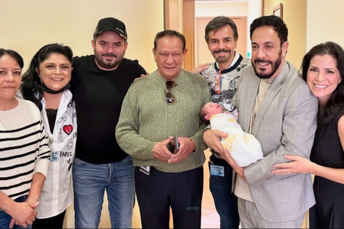 Familiares de José Eduardo Derbez junto a su hija Foto: Instagram @alexrosaldo