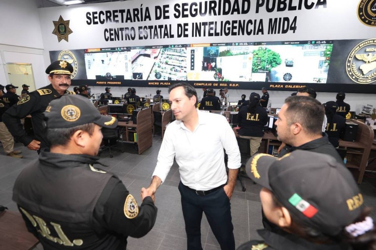 Mauricio Vila Dosal junto a policías de Yucatán Foto: 'X'(Twitter) @MauVila