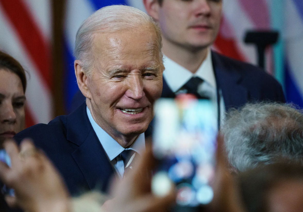 Tras superar el covid-19, Joe Biden volverá a la campaña electoral, afirmaron sus portavoces, quienes desoyeron las críticas sobre su idoneidad para un segundo mandato. Foto: EFE