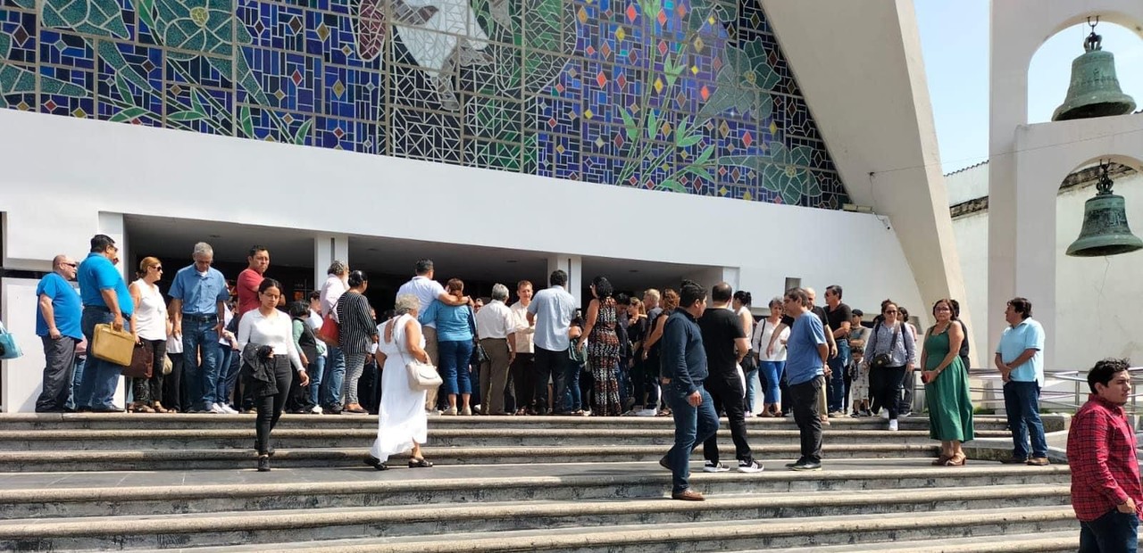 Coatzacoalcos despidió a jóvenes en funerales tras un accidente fatal. María José y Mayra fueron honradas en misas emotivas antes de ser sepultadas. Foto: Rosalinda Morales