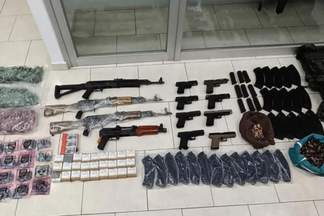 Aseguran más de 10 armas y 30 paquetes de droga tras operativo en San Nicolás