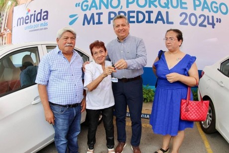 Ayuntamiento de Mérida entrega automóviles a ciudadanos responsables