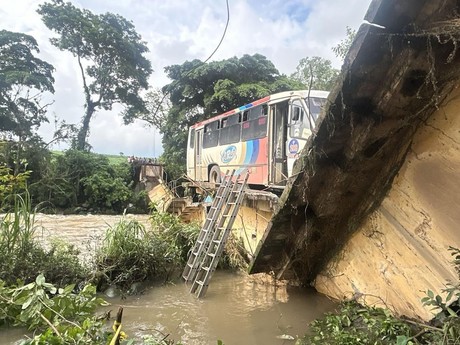 Cae autobús de puente en Omealca; hay 6 lesionados y un fallecido