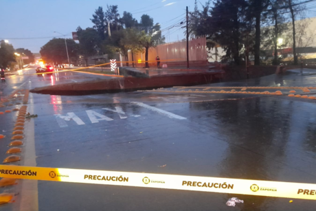 Socavón provoca caos vial en avenida de Jalisco