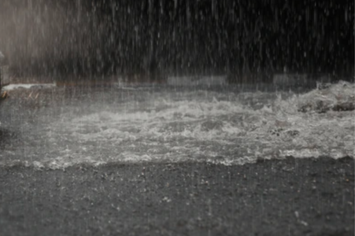 Lluvia fuerte cayendo sobre charco formado por su propia agua. Foto: Especial