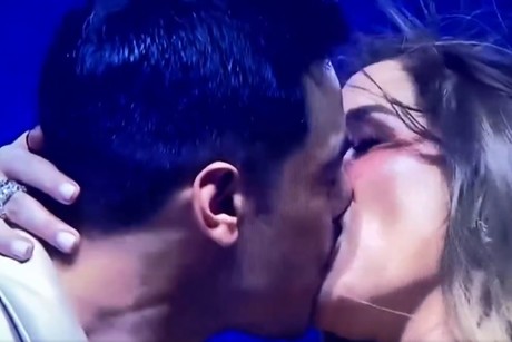 Carlos Rivera y su esposa Cynthia sellan su amor con un beso en pleno concierto
